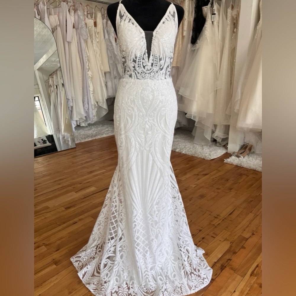 New figure-hugging mermaid silhouette wedding dress